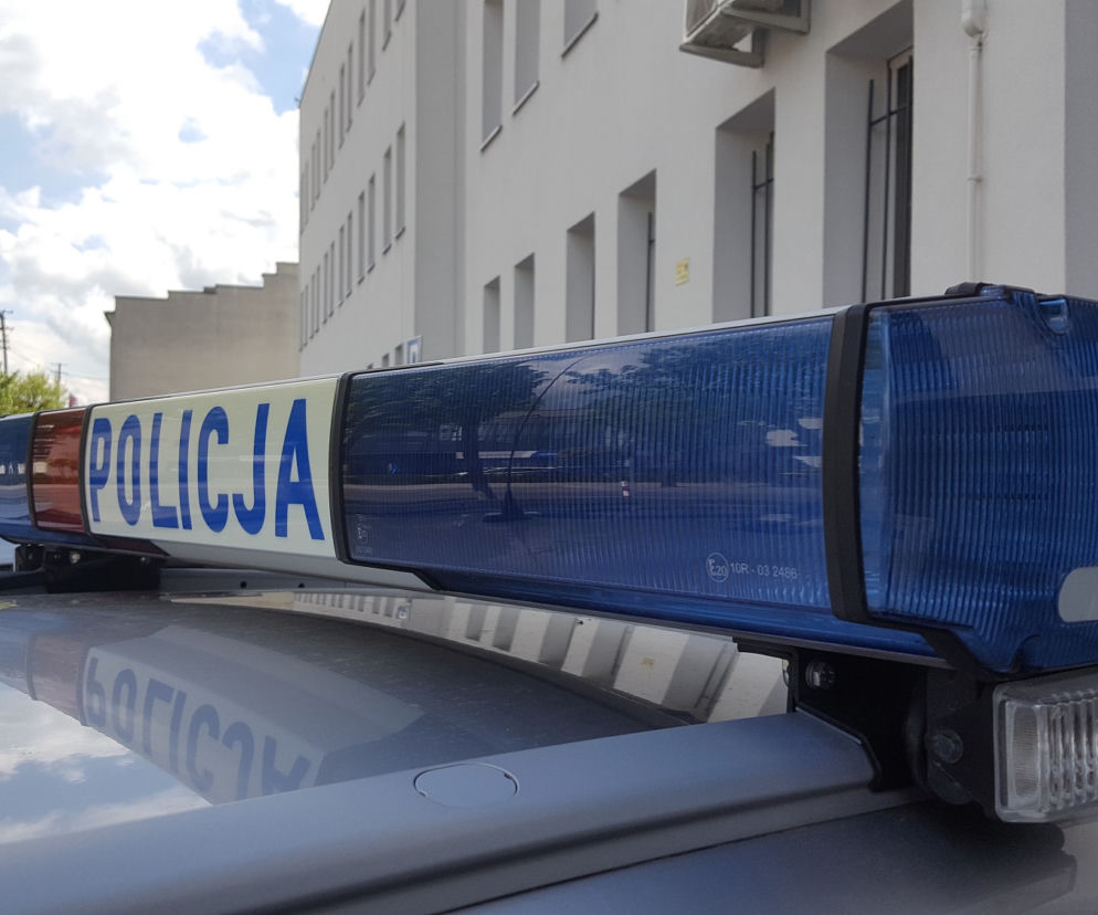 Pił na grillu, wsiadł do auta i pojechał na kebaba. Po drodze rozbił auto. 21-latek miał blisko 2 promile