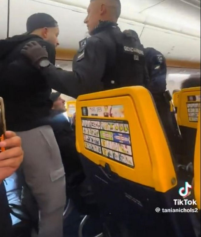 Bijatyka w samolocie! Wieczór kawalerski doprowadził do katastrofy. Zobacz wideo