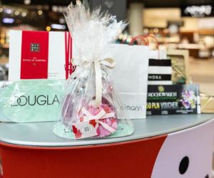 Zgarnęła nowiutkie auto na weekend! Tak Lubin świętował Dzień Kobiet. A wystawa Kolorowe Samochody trwa dalej!