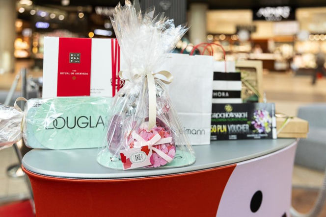 Zgarnęła nowiutkie auto na weekend! Tak Lubin świętował Dzień Kobiet. A wystawa "Kolorowe Samochody" trwa dalej!