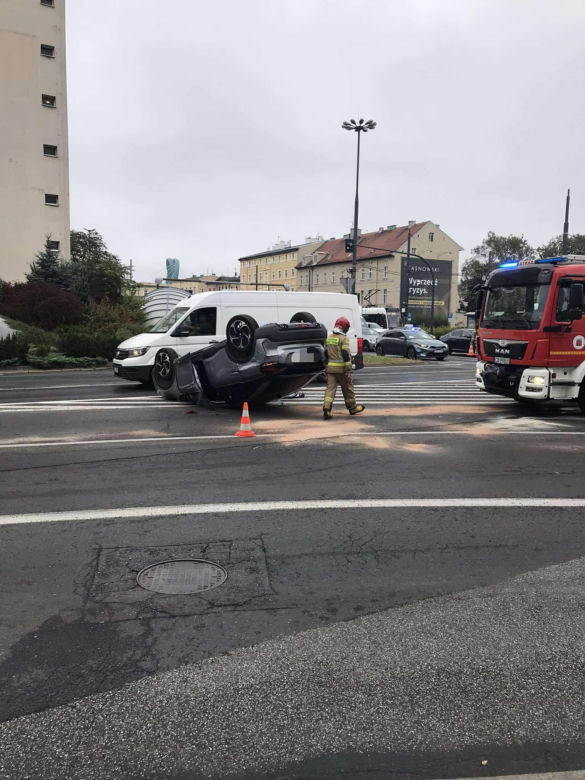 Dachowanie na rondzie Jagiellonów w Bydgoszczy! Kierowca z mandatem [ZDJĘCIA]