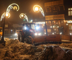 Akcja wywożenia śniegu z Krupówek