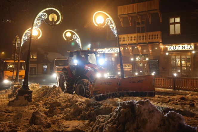 Akcja wywożenia śniegu z Krupówek