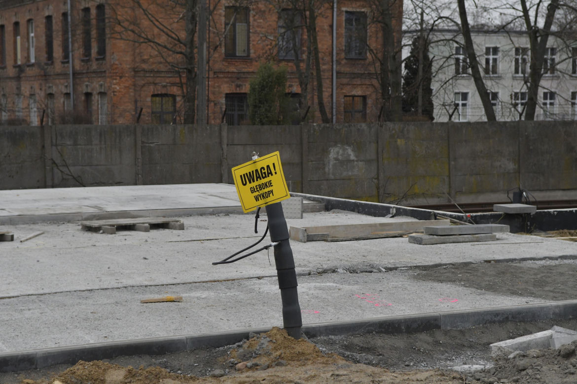 Kolejarze wznowili prace nad budową trasy do Zegrza. Dotarła brakująca geowłóknina