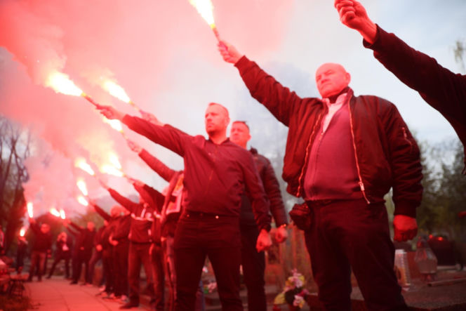 Pogrzeb Jacka Magiery: kibice odpalili race