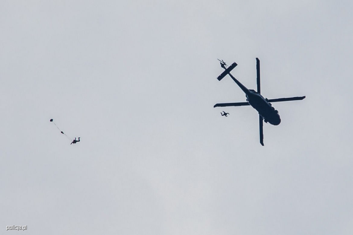 Policyjny black hawk nad Warszawą