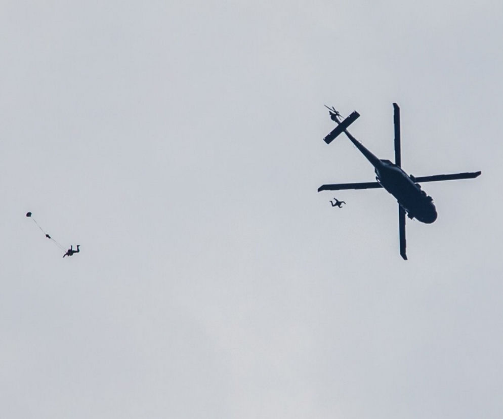 Policyjny black hawk nad Warszawą