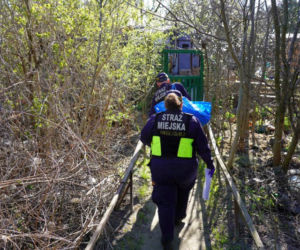Strażnicy pomagają bezdomnym