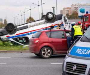 Zderzenie karetki z samochodem osobowym