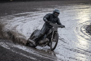 Awans do Ekstraligi żużlowej dla Polonii. Kto wygrał w strugach deszczu