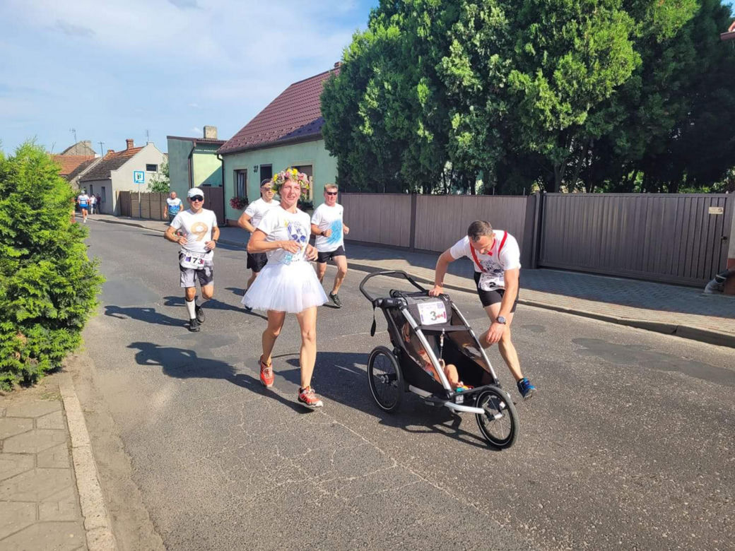 Pobrali się na mecie biegu