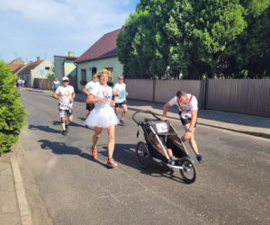 Pobrali się na mecie biegu
