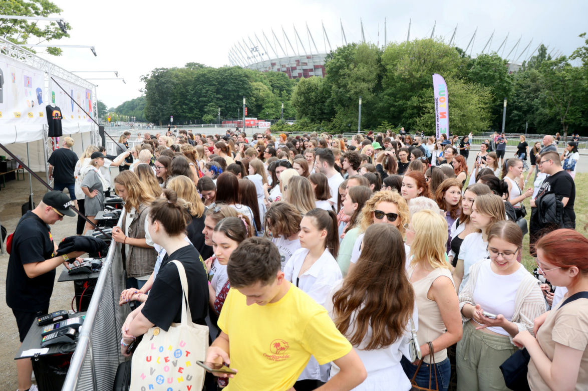 Harry Styles w Polsce - tak wyglądał plac przed stadionem na kilkanaście godzin przed koncertem.