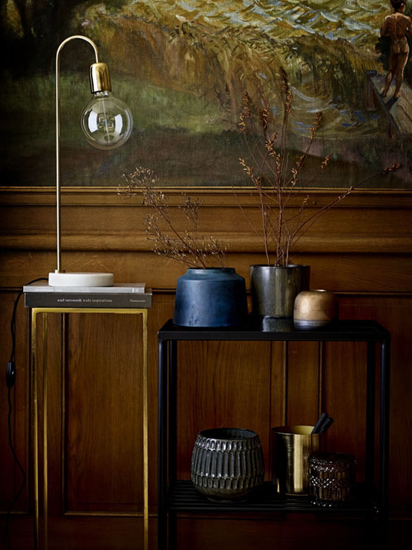 Ciemne drewno we wnętrzu
