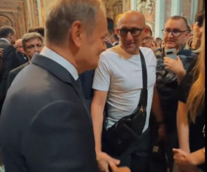 Ludzie spotkali Tuska w Watykanie i się zaczęło! Zaskakujące sceny w kościele tuż przy grobie Jana Pawła II