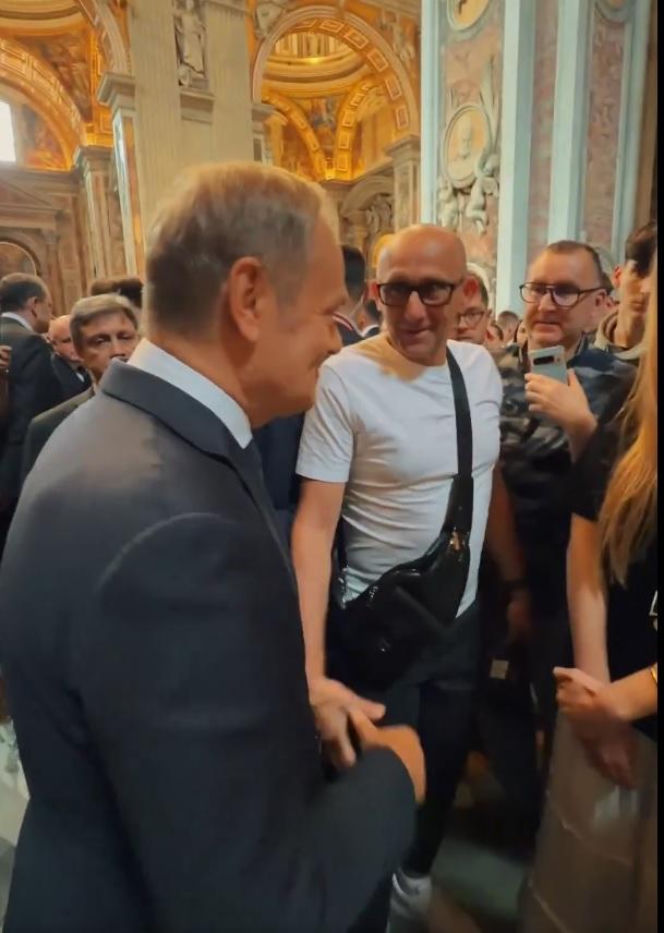 Ludzie spotkali Tuska w Watykanie i się zaczęło! Zaskakujące sceny w kościele tuż przy grobie Jana Pawła II