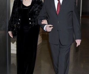 Wojciech Pokora odzywa się z zaświatów i siada z żoną w fotelu