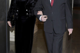 Wojciech Pokora odzywa się z zaświatów i siada z żoną w fotelu