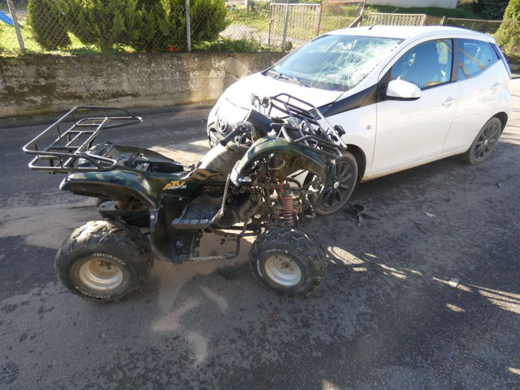 Koszmarny wypadek pod Kościerzyną! 12-latek huknął w toyotę. Dziecko zabrał śmigłowiec [ZDJĘCIA]