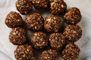 Z 3 zdrowych składników robię pyszną przekąskę bez cukru. Te kuleczki są gotowe w 10 minut 