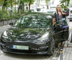 Agnieszka Woźniak Starak jeździ Teslą Model 3
