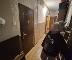 Za tymi drzwiami rozgrywał się dramat. Anna i jej niepełnosprawny partner zamarzli na śmierć