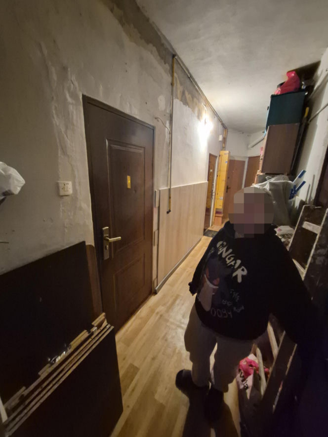 Za tymi drzwiami rozgrywał się dramat. Anna i jej niepełnosprawny partner zamarzli na śmierć