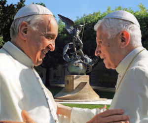 Spotkanie dwóch papieży - emerytowanego Benedykta XVI (z prawej) i nowego Franciszka w 2013 roku