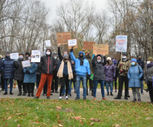 Protest przeciwko inwestycji w parku Dolinka Służewiecka