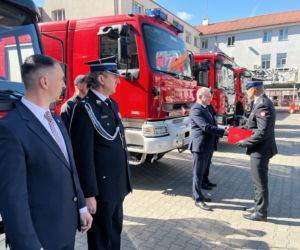 Białystok. Strażacy dostali samochód gaśniczy z 42-metrową drabiną [ZDJĘCIA]