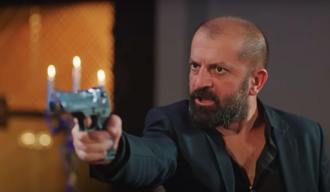 Alper sprzeda Silę do nielegalnego klubu! Odurzoną dziewczynę znajdzie Kuzey i dojdzie do awantury, a Sila... zniknie.