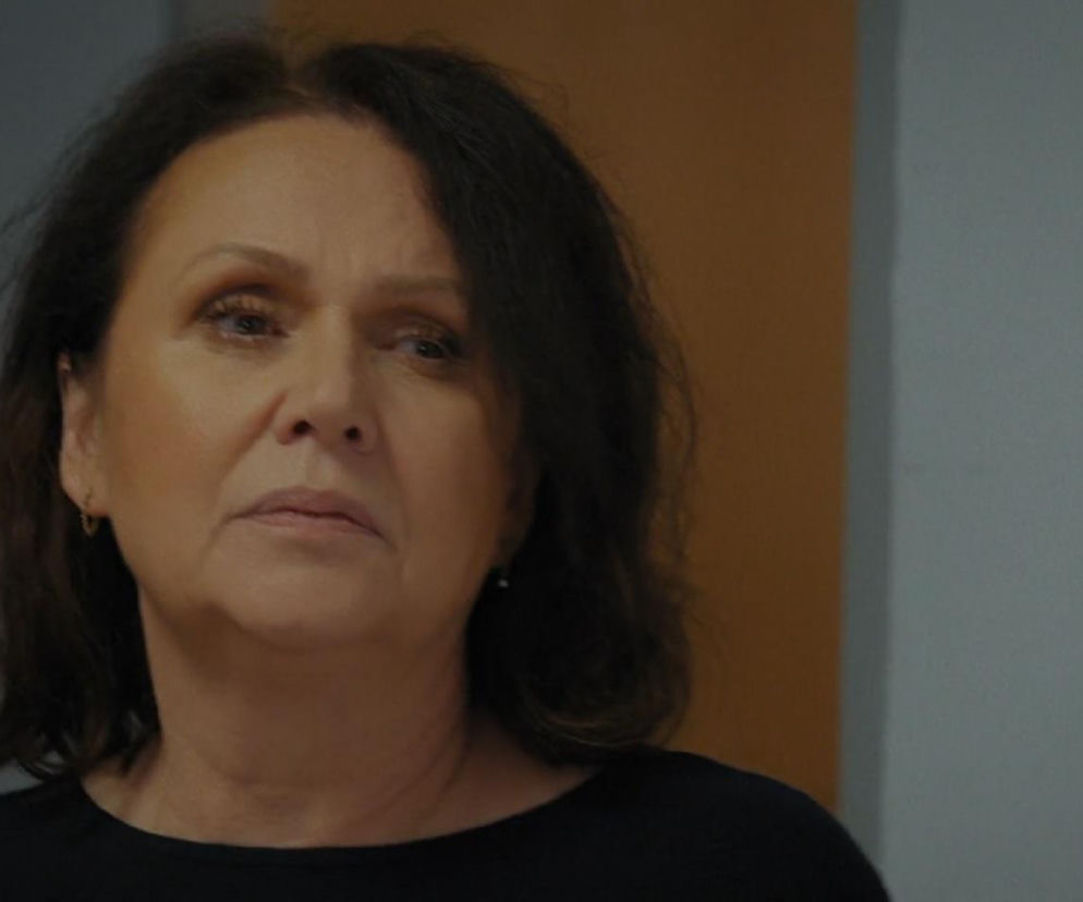 Małgorzata Pieńkowska jako Marysia Rogowska w serialu M jak miłość. Postać wyraża obojętność i rezygnację, co odzwierciedla scenę, w której Artur spóźnia się do szpitala. Więcej o dramatycznych losach bohaterów przeczytasz na portalu Super Seriale.