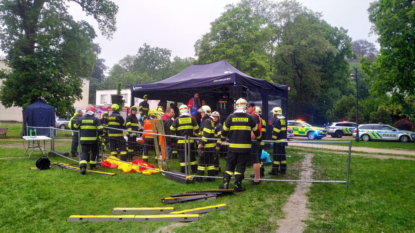 Piorun poraził 18 osób w czasie burzy! Miały się schronić pod drzewem [ZDJĘCIA]