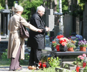 Jarosław Kaczyński na cmentarzu nie był sam. Pewna kobieta nie odstępowała go na krok