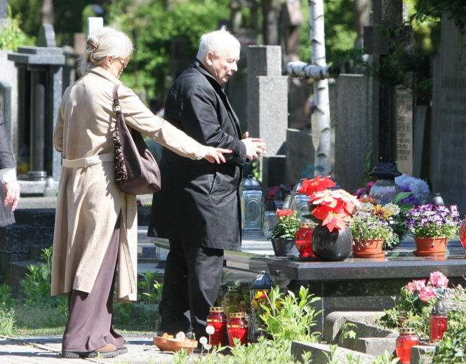Jarosław Kaczyński na cmentarzu nie był sam. Pewna kobieta nie odstępowała go na krok