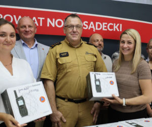  Zagwarantują skuteczną i pewną łączność. Powiat kupił telefony satelitarne