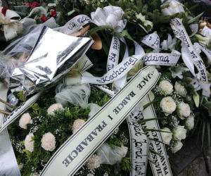 Tragedia w Salisbury. Zamordowane kobiety pochowane w Tarnowie. Grobu nie widać spod kwiatów