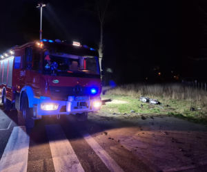 Płock. Osobówka ZDERZYŁA SIĘ z motocyklem! Jedna osoba w stanie ciężkim! [ZDJĘCIA]