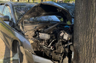 Poranny wypadek w Lesznie. Kierowca osobówki uderzył w drzewo