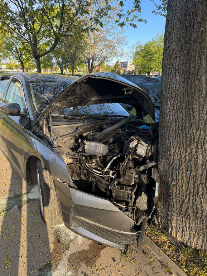 Poranny wypadek w Lesznie. Kierowca osobówki uderzył w drzewo
