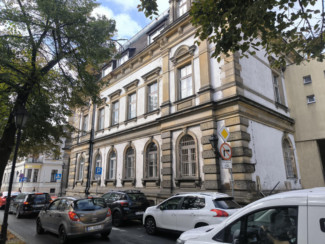 Budynek starej poczty przy deptaku