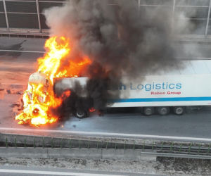 10-kilometrowy korek na A2 pod Warszawą. TIR stanął w płomieniach!