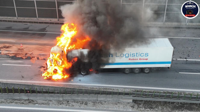 10-kilometrowy korek na A2 pod Warszawą. TIR stanął w płomieniach!