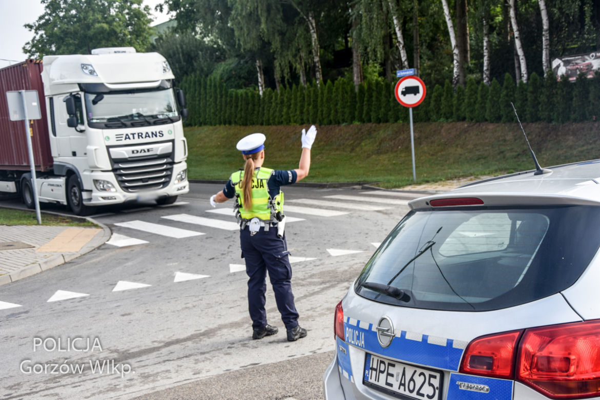 Policjanci pomagają kierowcom po nawałnicy, która przeszła przez Gorzów