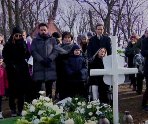 Barwy szczęścia odc. 2089. Pogrzeb Moniki Walawskiej (Natalia Żyłowska) - grób na cmentarzu