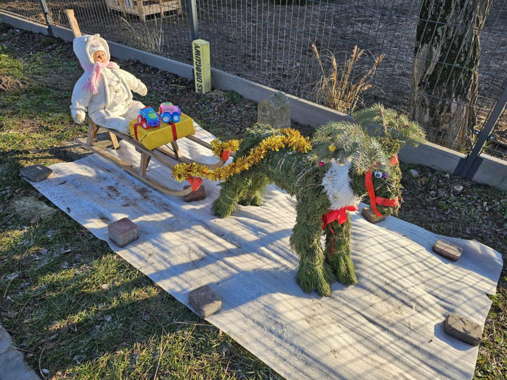 Mieszkańcy sami wykonują świąteczne ozdoby.