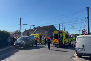 Koszmar na przejeździe kolejowym. Pociąg huknął w autobus z dziećmi! Są ofiary śmiertelne!
