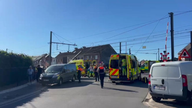 Koszmar na przejeździe kolejowym. Pociąg huknął w autobus z dziećmi! Są ofiary śmiertelne!