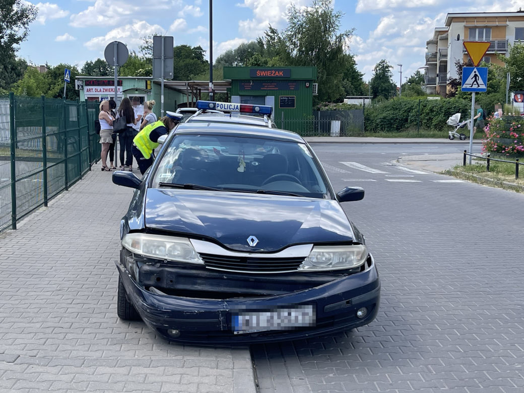 15-latka smartem ruszyła w miasto. Uderzyła w nissana na Białołęce