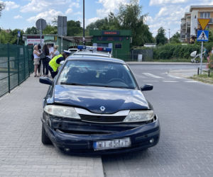 15-latka smartem ruszyła w miasto. Uderzyła w nissana na Białołęce